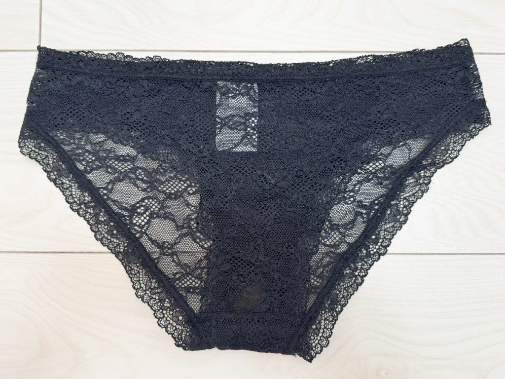 推し活のために…!服を脱いだらマンカス・茶色染み・陰毛・地帯全部盛りだったw - 画像3