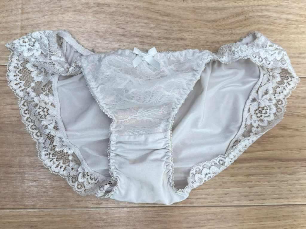 表面まで汚れが...？19歳女子大生ちゃこちゃんの下着紹介！ - 画像2