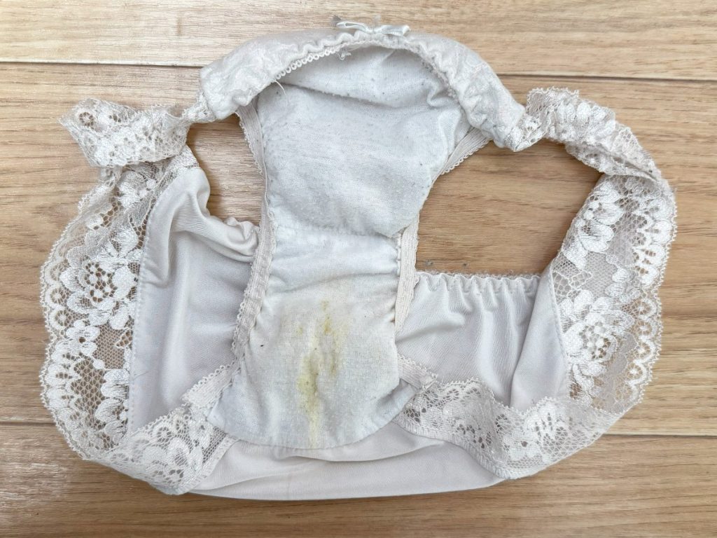表面まで汚れが...？19歳女子大生ちゃこちゃんの下着紹介！ - 画像4
