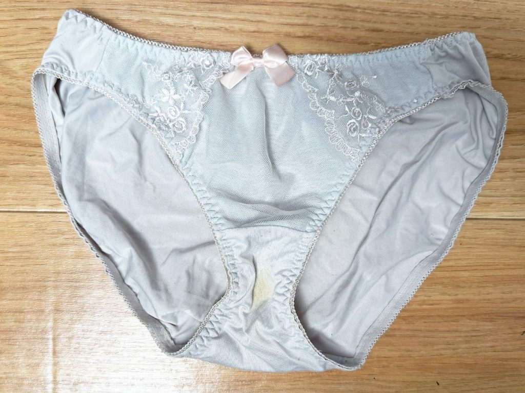 表面まで汚れが...？19歳女子大生ちゃこちゃんの下着紹介！ - 画像6