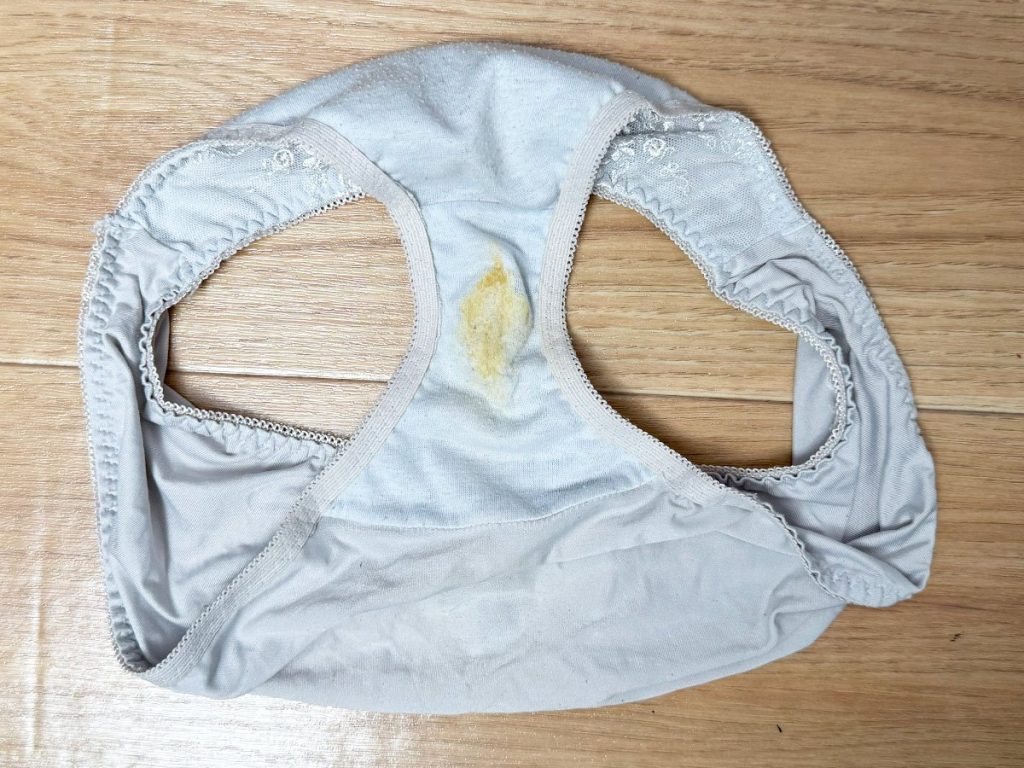 表面まで汚れが...？19歳女子大生ちゃこちゃんの下着紹介！ - 画像8