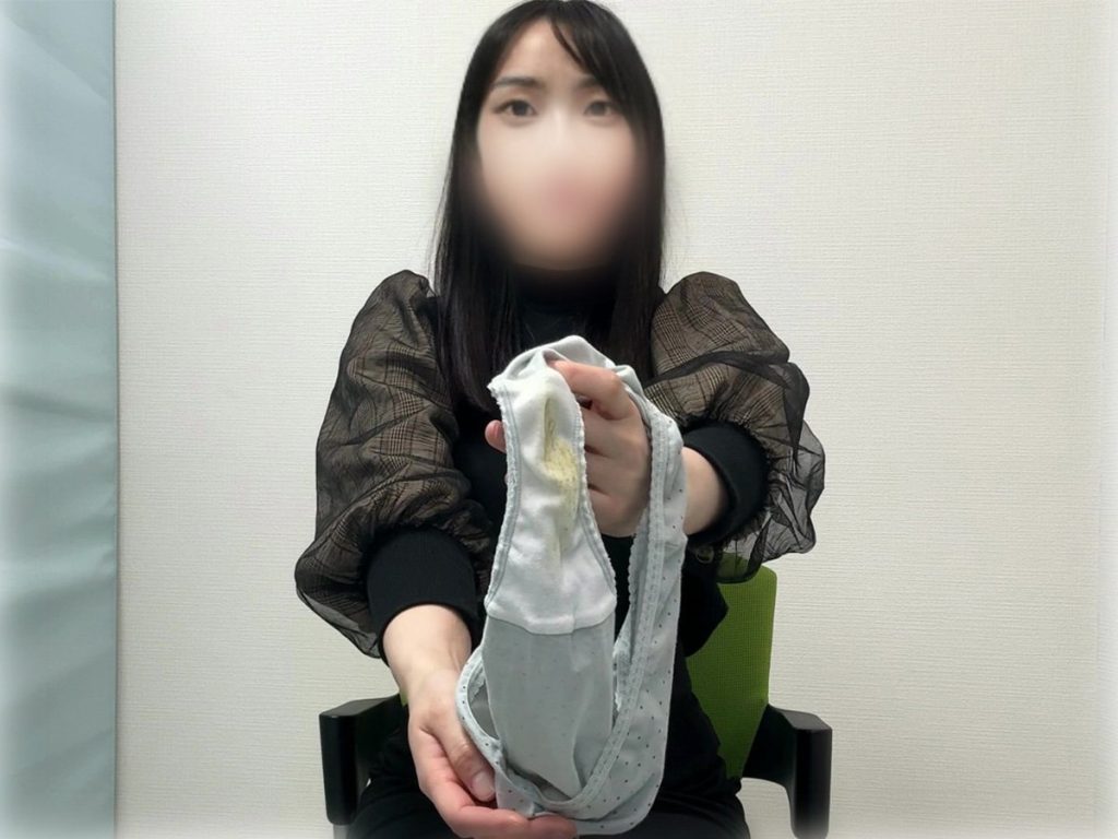 モ貫通！？茶色染み！？２５歳るいちゃんの激臭パンツを４連紹介！【下着紹介】 - 画像1