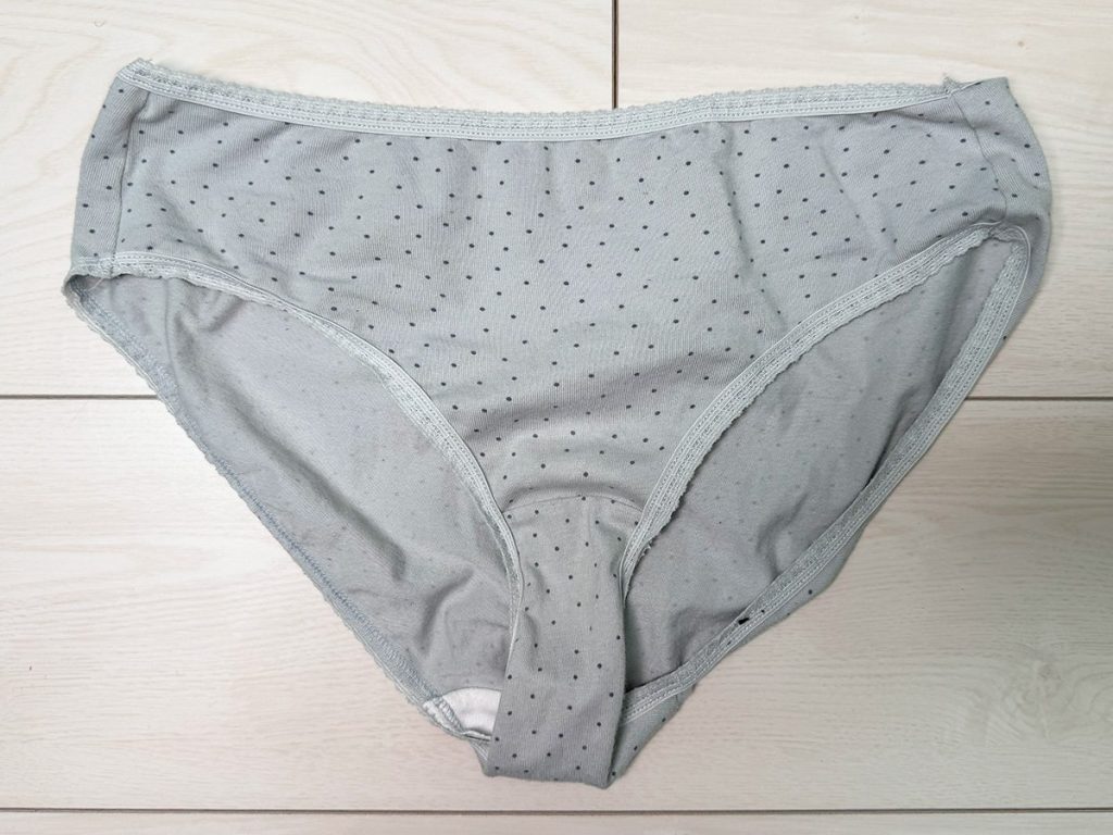 モ貫通！？茶色染み！？２５歳るいちゃんの激臭パンツを４連紹介！【下着紹介】 - 画像2