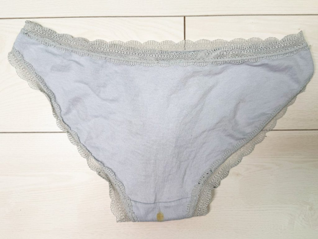 モ貫通！？茶色染み！？２５歳るいちゃんの激臭パンツを４連紹介！【下着紹介】 - 画像7
