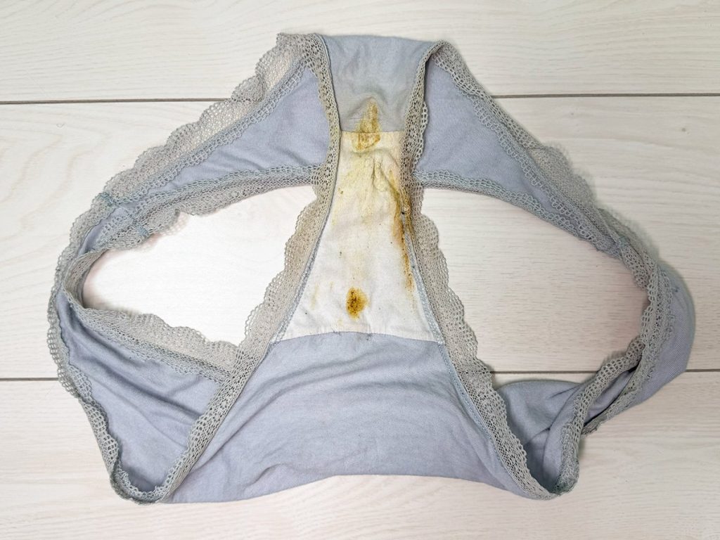 モ貫通！？茶色染み！？２５歳るいちゃんの激臭パンツを４連紹介！【下着紹介】 - 画像8