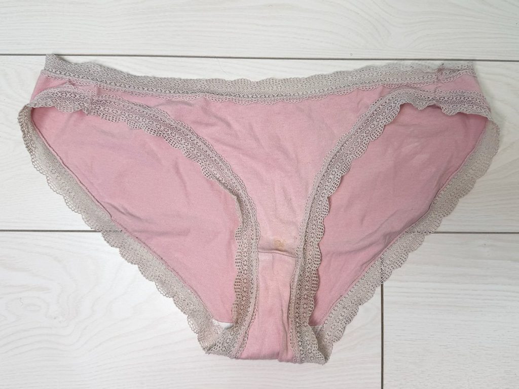 モ貫通！？茶色染み！？２５歳るいちゃんの激臭パンツを４連紹介！【下着紹介】 - 画像10
