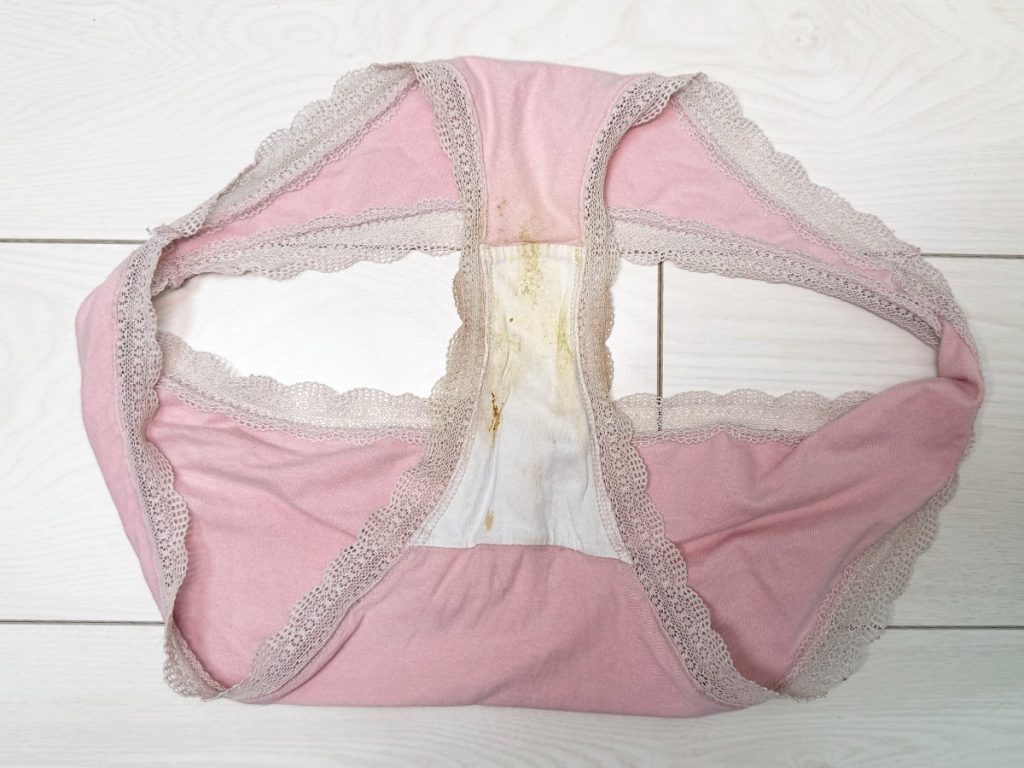 モ貫通！？茶色染み！？２５歳るいちゃんの激臭パンツを４連紹介！【下着紹介】 - 画像12