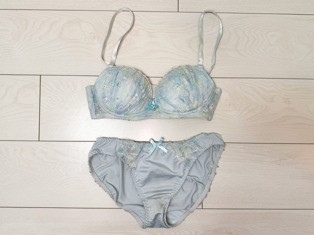 モ貫通！？茶色染み！？２５歳るいちゃんの激臭パンツを４連紹介！【下着紹介】 - 画像14