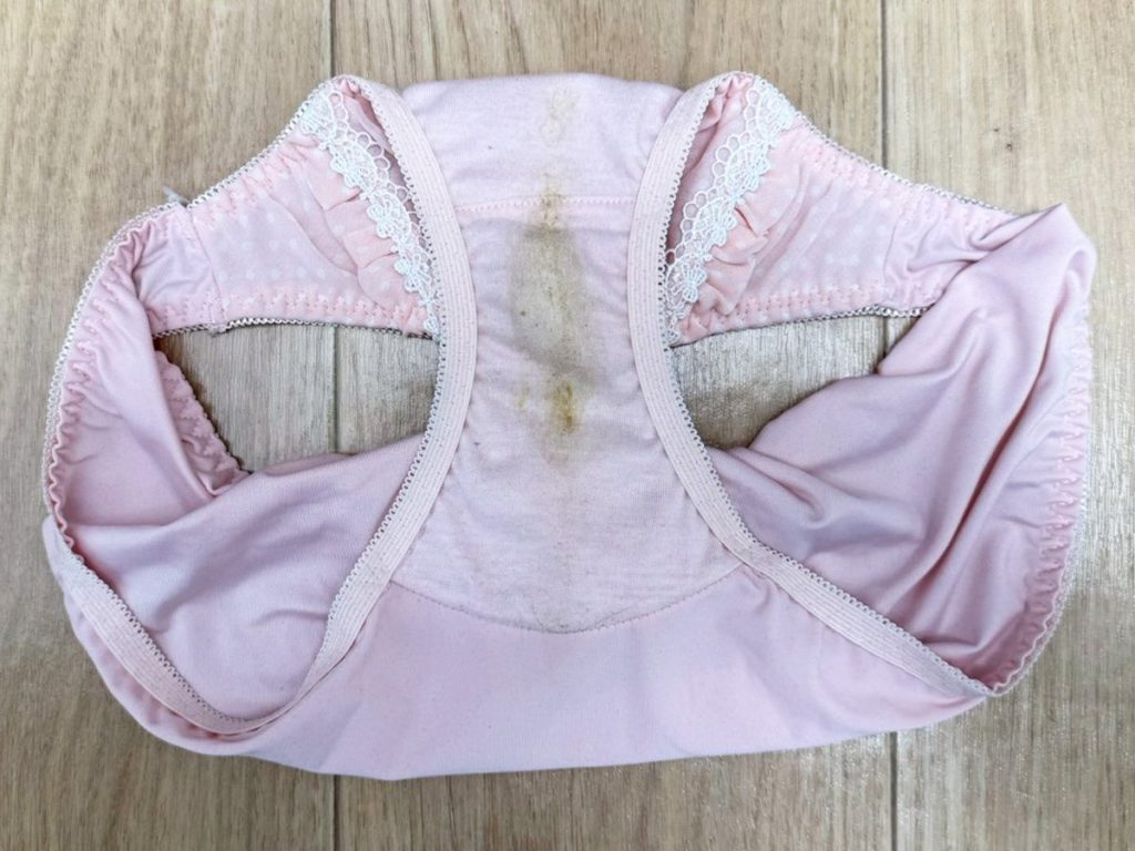 【保育士さん】小声が逆に生々しい電マオナニー披露 - 画像12