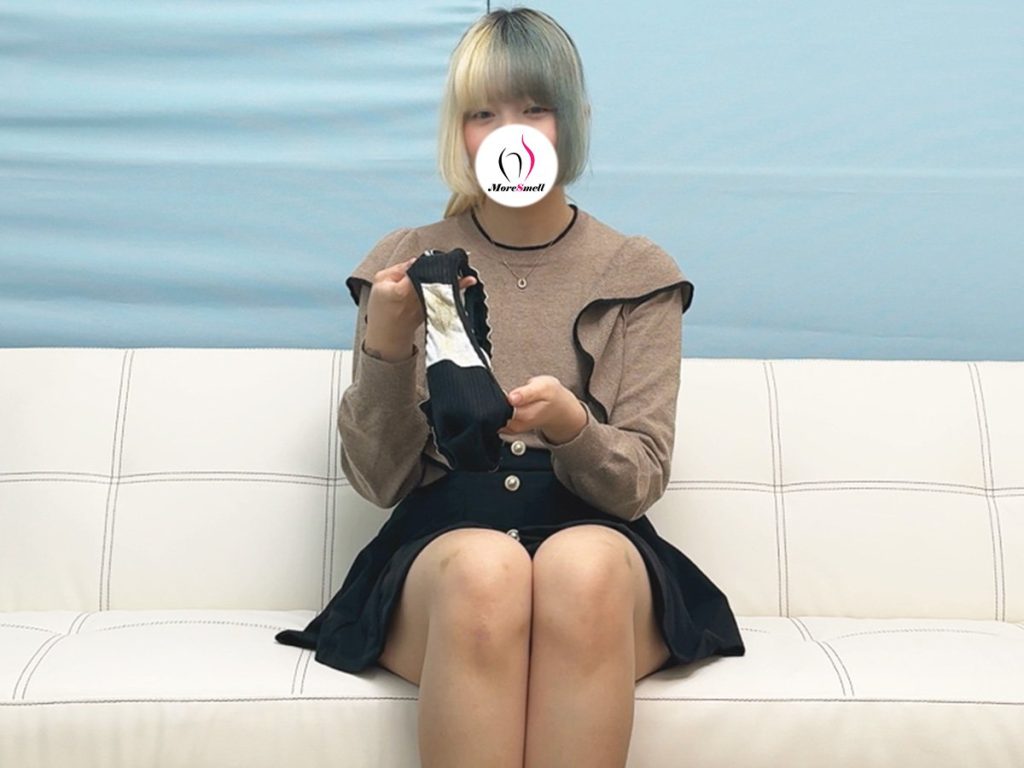 【まん屁・拭き残しあり】派手髪カフェ店員★痴態を明らかに...！ - 画像1